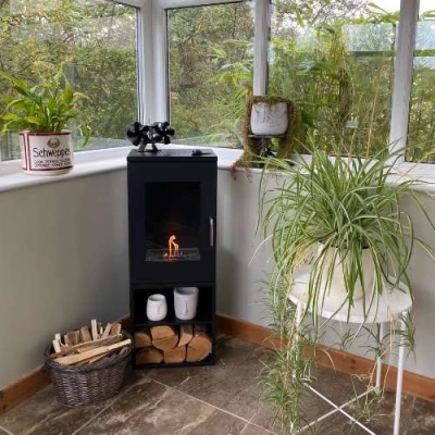 Cheyenne - Quadratischer Bioethanol-Holzofen mit Flammenblick von 3 Seiten Cheyenne - Quadratischer Bioethanol-Holzofen mit Flammenblick von 3 Seiten